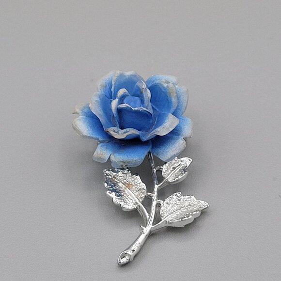 Silver Tone Flower Blue Rose Brooch Molded Lucite Leafy Floral 2"x1" - Picture 1 of 7